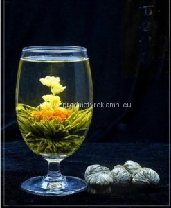 Reklamní kvetoucí čaje květy lilie a jasmínu